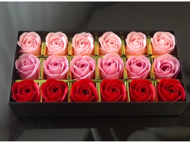 Подарункові коробочки з мильними трояндами